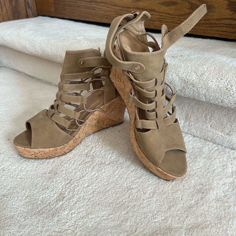 NWT ladies wedges size 8, tan/beige. Never worn